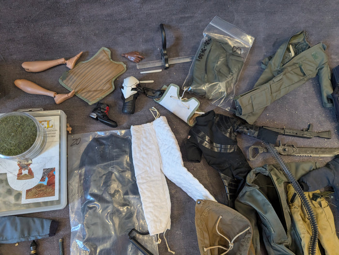 1/6 LOT OF CLOTHES AND PARTS