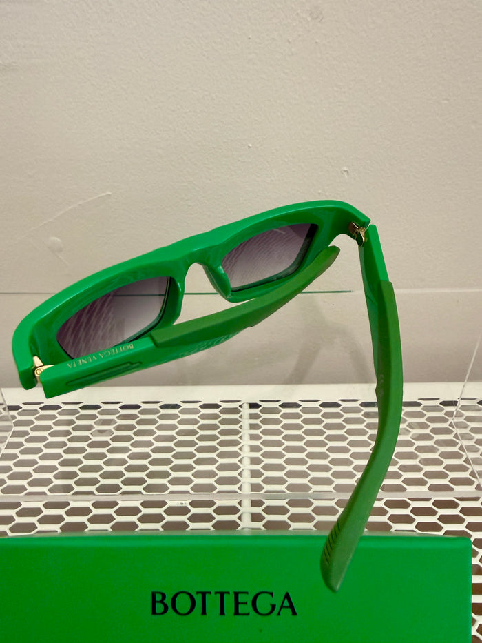 Bottega Veneta sunglasses BV1182S-30013671-003 with stylish frames and tinted lenses, accessory for sun protection and fashion.