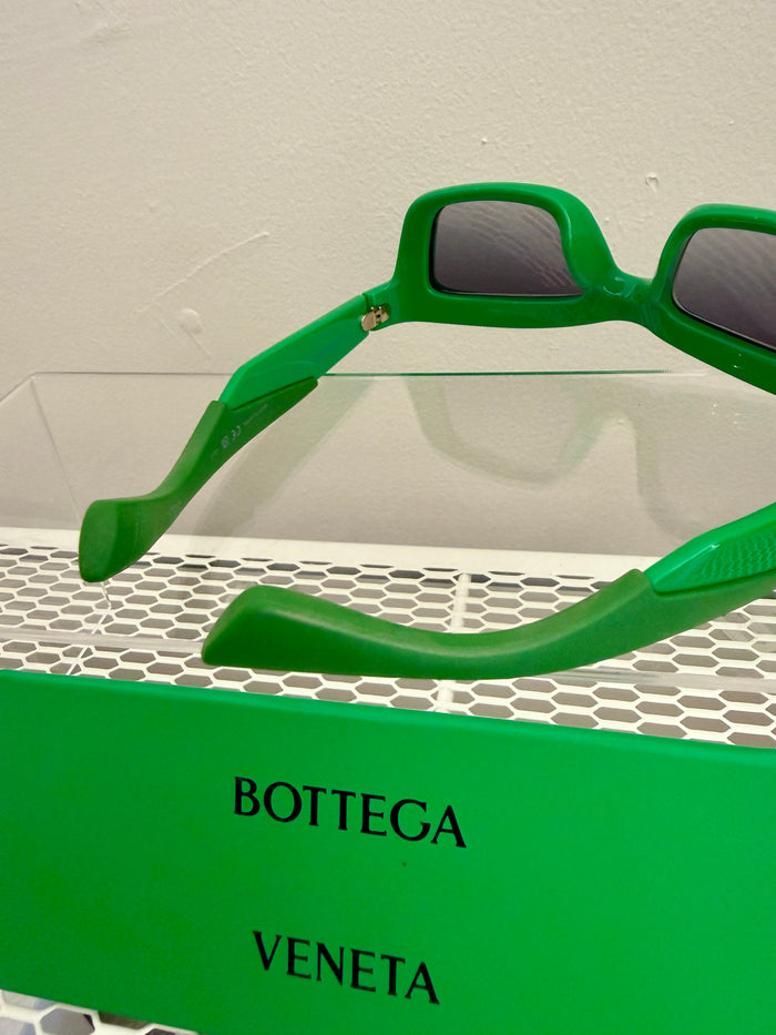 Bottega Veneta BV1182S-30013671-003 sunglasses with sleek black frames and dark tinted lenses, stylish accessories for sun protection.