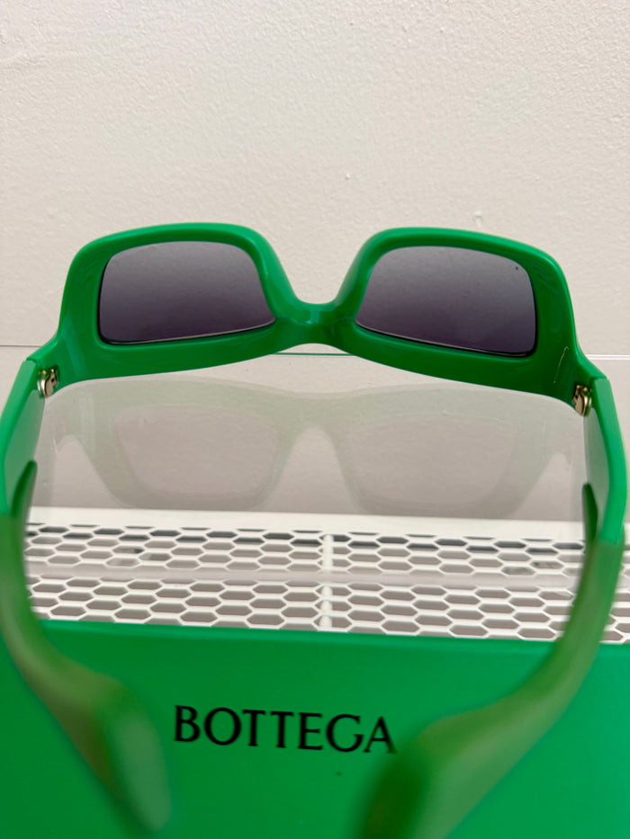 Bottega Veneta BV1182S-30013671-003 sunglasses with dark tinted lenses and sleek black frame, accessory for stylish sun protection.