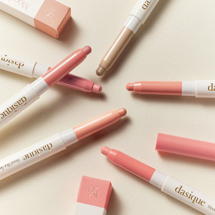 It is a soft, natural lip liner that enhances lip shape with a velvety, matte finish.