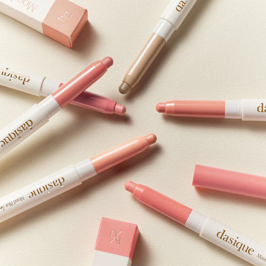 It is a soft, natural lip liner that enhances lip shape with a velvety, matte finish.