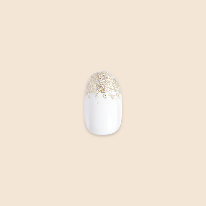 Glitter Gradient | Round | Short press-on nail with white base and gold glitter gradient for easy at-home manicure