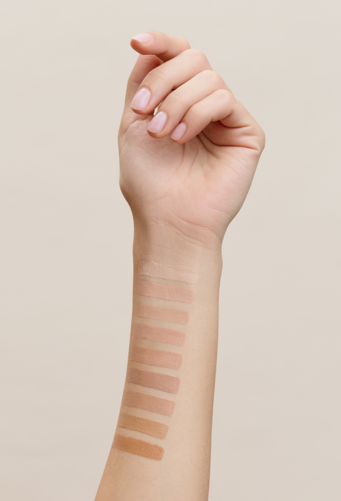 lavera Hyaluron Liquid Foundation -Cool Beige 4.5- in der Anwendung