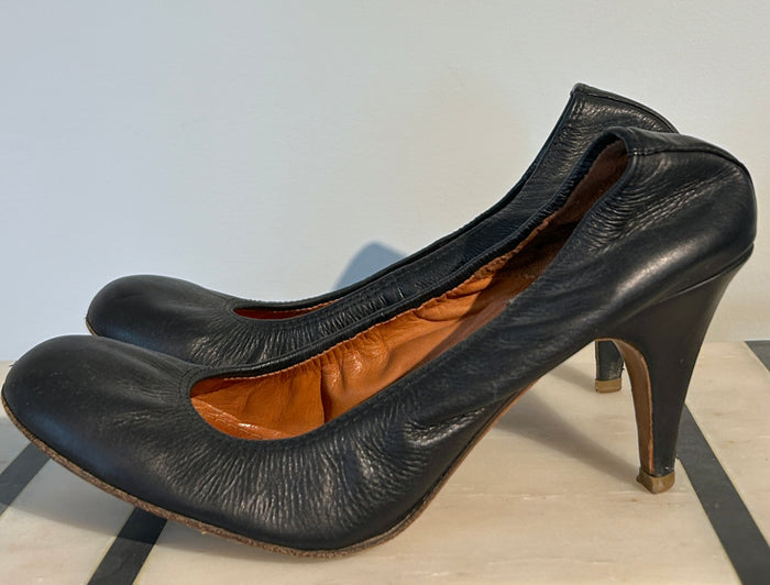 Lanvin leather pumps in size 8.5, stylish women's shoes with sleek design and pointed toe, perfect for elegant footwear.