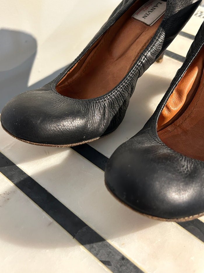 Lanvin leather pumps in size 8.5, stylish women's shoes with sleek design and pointed toes, made of high-quality black leather.