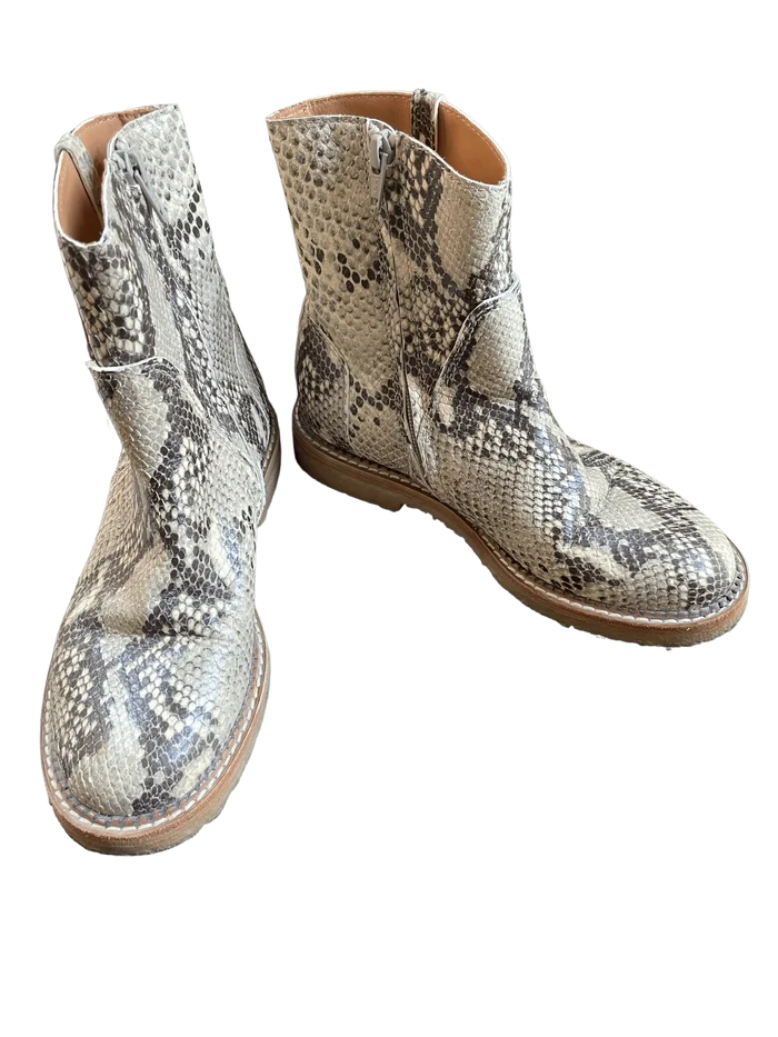 Maison Martin Margiela snakeskin ankle boots in size 35.5, featuring a sleek design and textured snakeskin pattern.