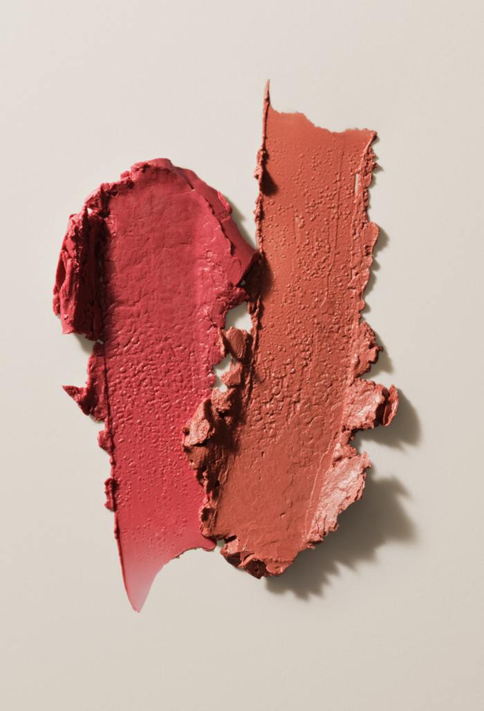 lavera Melting Glow Lipstick -Glazed Honey 02- in der Anwendung